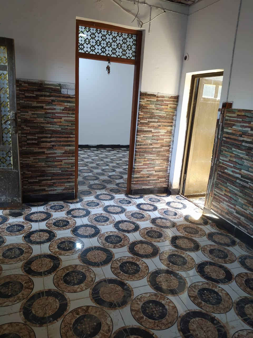 للبيع 100 متر مربع طابقين يحتوي 3 غرفه استقبال خارجي حمامات عدد 2 أساس حجر بناء طابوف السماوه السعر 45 وقابل للتفاوض ***********،،يبعد عن الشارع العام 250،،متر
