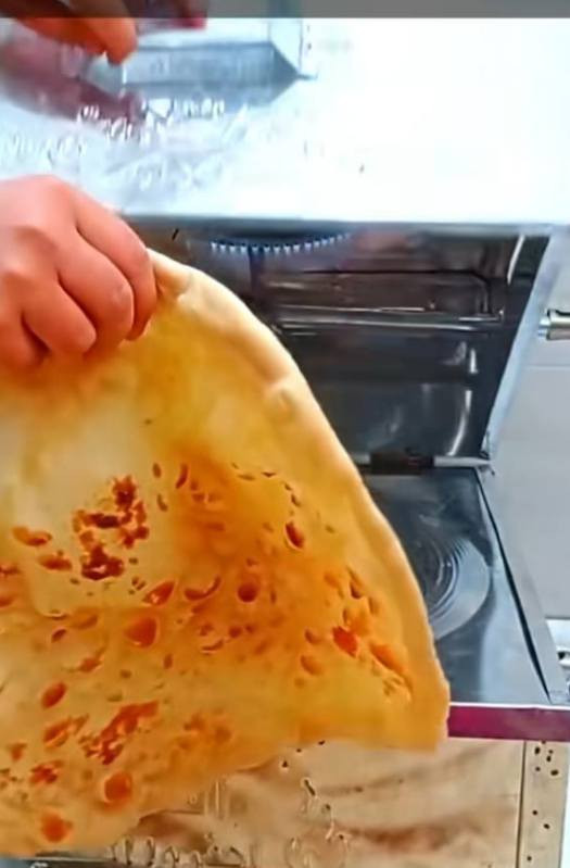 سلام عليكم تنور ارضي غازي للبيع خبزه يخبل ومريح بس اني اخبز وابيع اريد اشتري اكبر للتواصل ع رقم ***********
