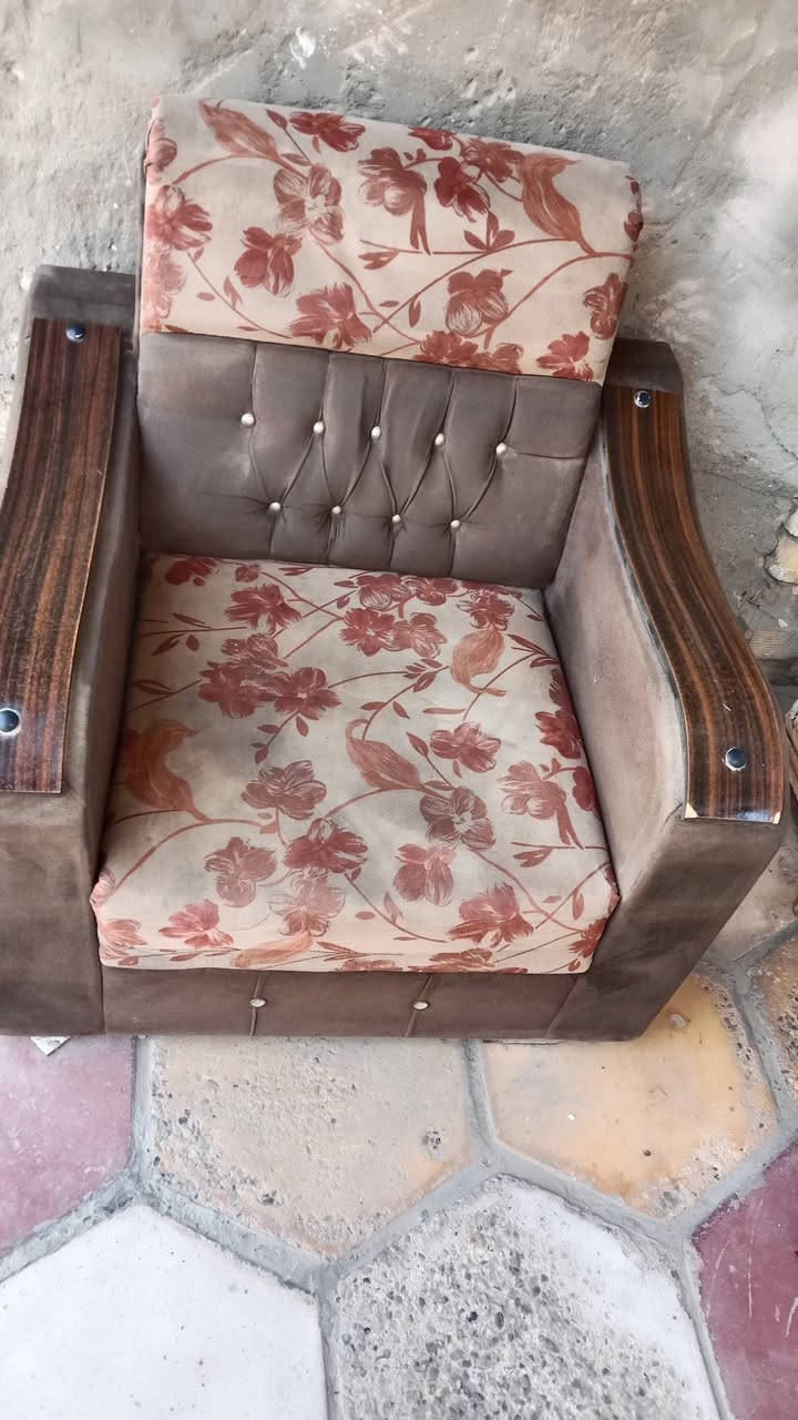 لسعر 100 الف
تخم 10 مقاعد مستعمل بس بعده جديد ونضيف خشب صاج ثكيل تكمه فقط وحده من رجل لكرسي مشلوعه تصلح 
اسفنج عالي مابي اي ضرر 
عنوان بغداد الحسينيه الراشديه قرب اسواق علوش


**إذا كنت صاحب هذا الإعلان وتريد حذفه لأي سبب، رجاءا أرسل رسالة إلى الدعم الفني**