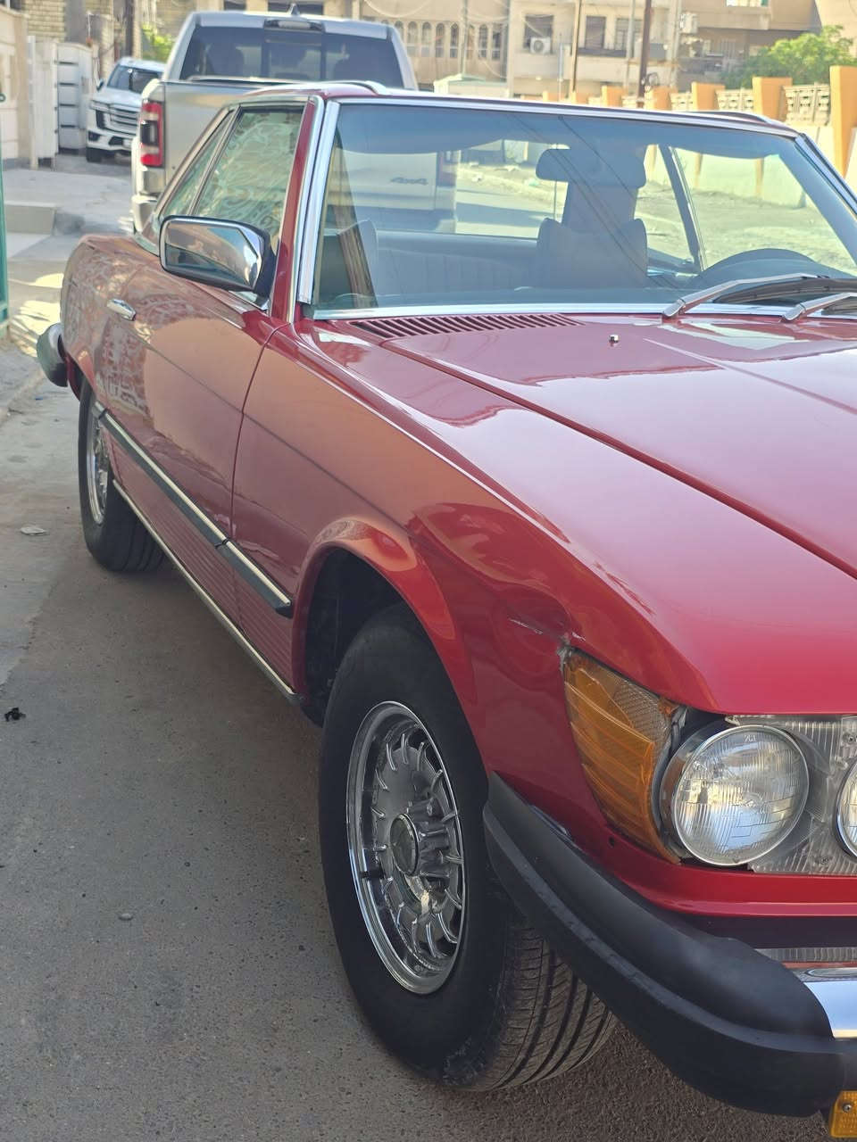 مارسدس كلاسك 
450SL 1978
محرك قبق اسود 
ماشية ١٠٢ الف
داخلة كلاسك ب اسمي صارلها سنتين
مصبوغة عام 
بيها ضربة بالجاملغ الامامي موجودة بالصور 
مكفولة من الضربة والخياس والعيب الشرعي والكص والموديل

بيها كشف جلد جديد بعده بالطريق و لايت يمين بدال هذا الي بي كسر
السيارة حلوة وما يحتاجلها شي 
ميكانيك وكهربائيات وتبريد كلة شغال
مستعجل على البيعة 
السعر 125 
***********
