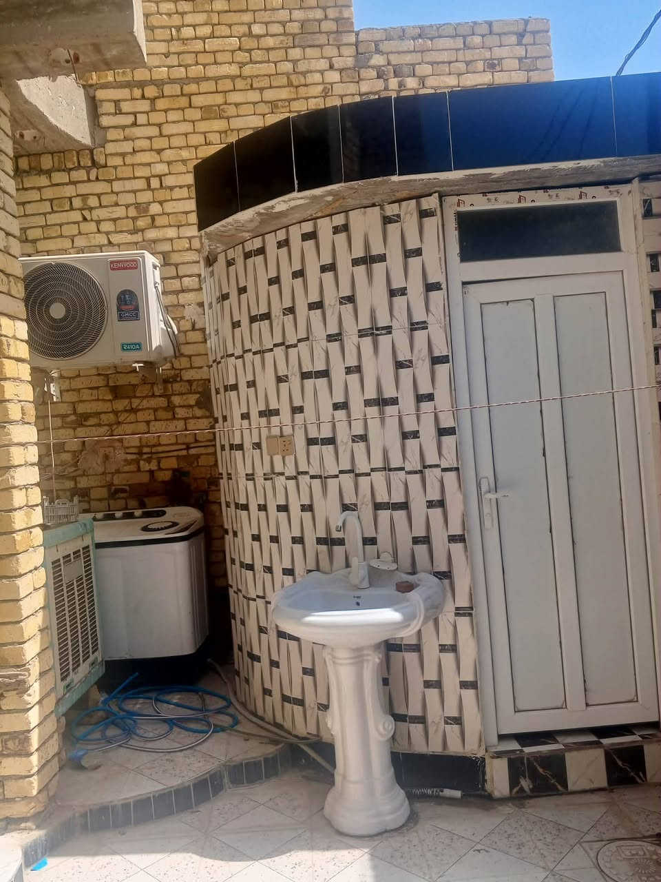 السلام عليكم بيت للبيع المساحه 125متربناء 2024البيت طابقين الطابق الاول كامل فول والطابق الثاني هيكل بدون سكف العنوان الشهداء قرب بيت هادي جليب السعر نرجو الاتصال لن اني مكلف بل نشر ‏‪***********‬‏
