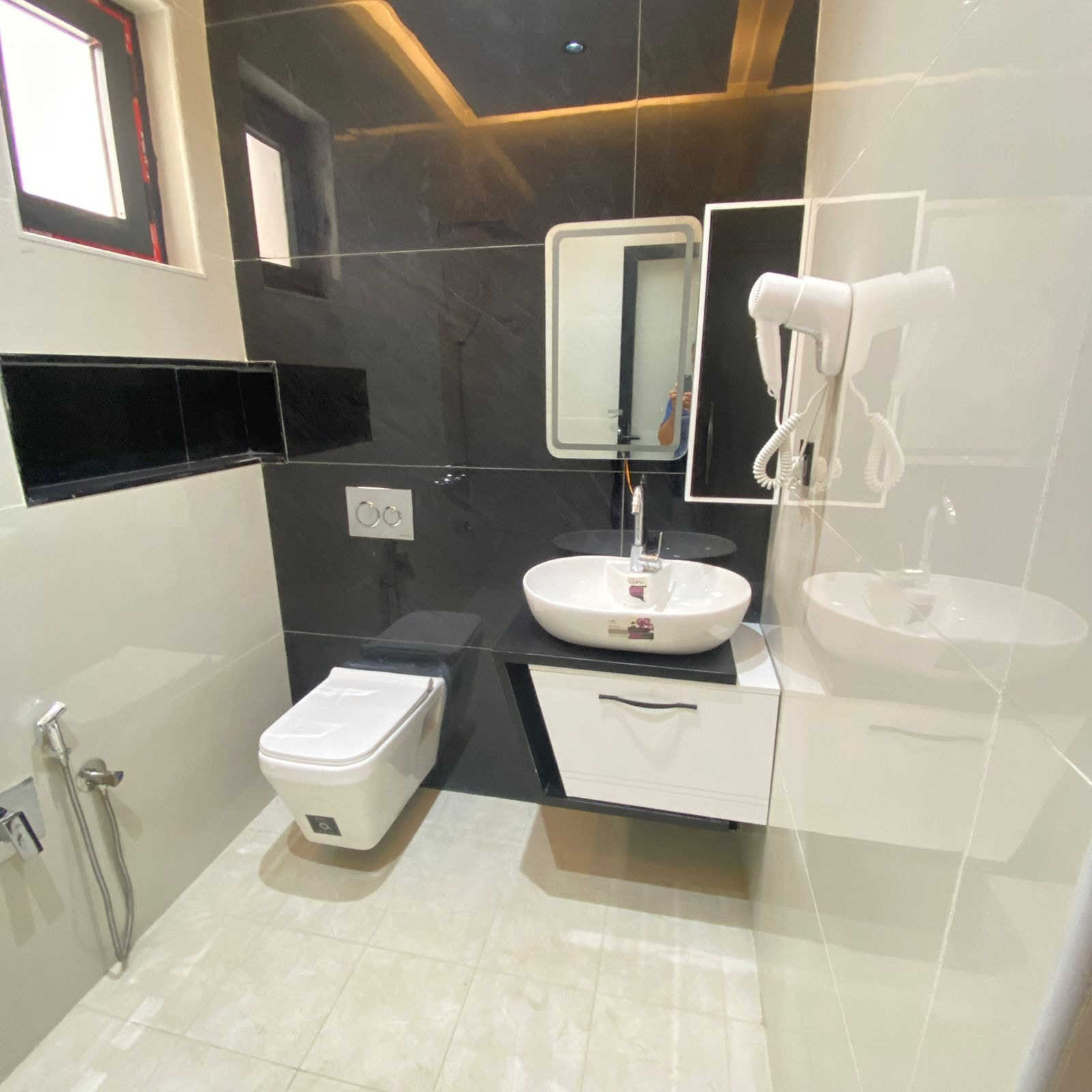 ياألله سلام عليكم
تحفه فنيه بناء بأشراف هندسي مميز... 
مشتمل للبيع مساحه 100م واجهة 5ونزال 20 في حي الجهاد مربع الطائي خلف مصور القسطل مباشرة الفرع الاول خلف التجاري موقع مميز  بناء 2025 زيروو
المحتويات 
غرف نوم عدد 3 
استقبال وهول 
مطبخ كبير 
الأرضيه مرمر تركي
الجدران سيراميك اسباني 
الابواب تركي درجه اولى 
منظومة تبريد كامله 
منظومة كاميرات حديثه
سقوف ثانويه 
ديكوارات وسحبات 
التحويل ثاني يوم من صاحب السند الشرعي 
غير مشمول بقرار ايداع حساب  بلمصرف. 
للاتفسار الاتصال على الارقام التالية ***********
***********
عنوان المكتب بغداد حي الجهاد الشارع التجاري 
ديوان الاصيل قرب كوفي ركن الديوان مكتب المرتضى للعقار يرحب بكم......
