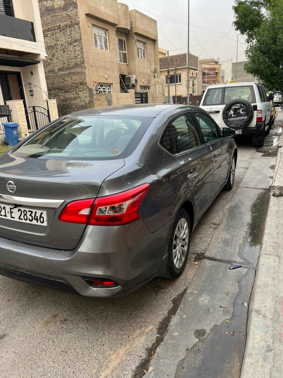 السلام عليكم 
نيسان سنترا. 2017 امريكي ضربه وحده موجوده بالصور مبدل بنيد. محرك 1800 السياره شماليه تريد سنويه تريد وكاله بكيفك. مواصفات S بيها طختين عاديه مال شارع. يعني بوليش ترجع جديده.  كير مكينه تبريد كفاله عامه 
السياره بيها نقوصات بسيطه توكع من سعر السياره. 
المكان بغداد المنصور السعر 105$
***********
