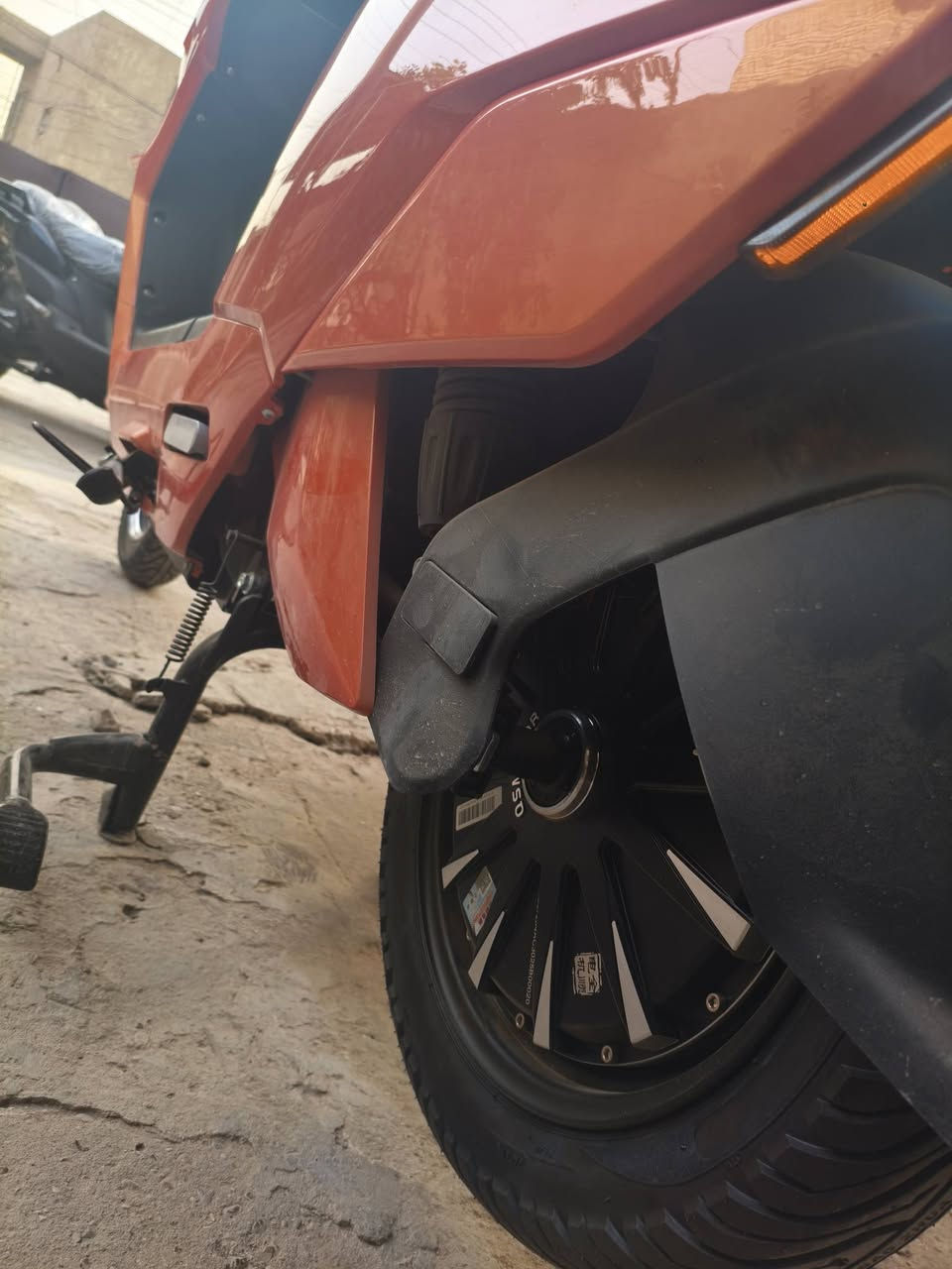 🔥 العملاق سوبر ايبو (SUPER EPO) - ملك الشارع 🔥
إذا تدور على القوة والسرعة والمتانة.. المواصفات تحجي عن نفسها:
🔹 ملف 2000 واط حقيقي (نحاس): عزم زلزال وانطلاقة صاروخية.
🔹 6 بطاريات مسطرة: طاقة جبارة للمسافات الطويلة.
🔹 السرعة 99 كم/ساعة: يعني طيارة مو دراجة.
🔹 المسافة 80 كم بالشحنة: تمشيك وين ما تريد.
🔹 بريكات ABS (أمامية وخلفية): قمة الأمان والسيطرة.
🔹 نظام بك (R) للرجوع للخلف: مع 3 أنظمة سرعة مختلفة.
🔹 مثبت سرعة: + نظام حماية متطور ضد السرقة.
🔹 دخول ذكي: (دبل بصمة + دبل سويج) - أحدث تكنولوجيا.
🔹 دبلات هايدروليك: (أمامية وخلفية) - راحة تامة حتى بالمطبات.
🔹 شاشة ديجيتال متطورة: + إضاءة LED قوية جداً.
🔹 ويل 12 رياضي: ثبات وهيبة على الطريق.
📍 المكان: [قرب سيطرة الشعب القديمة]
📞 للحجز والاستفسار: [*********** أو ***********]
🏁 الدراجة "فول الفول" وجاهزة للتشغيل 🏁
💰 السعر: مليون و350 ألف دينار فقط! 💰
