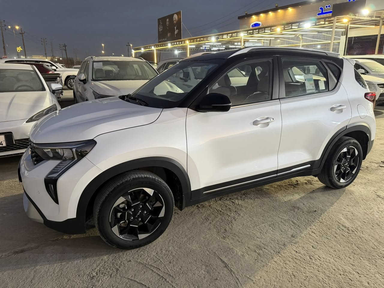 السلام عليكم
للبيع فقط بدون مراوس
كيا سونيت خليجي 
موديل (2025)@@
ماشية 14 الف
فوول مواصفات (تو كلر) قماره سوداء
فتحة سقف 
بصمة تشغيل 
تشغيل عن بعد 
كشن كهرباء
كشن تبريد
رقم بغداد
مكفوله
مكان السيارة الديوانية 
السعر168 ورقة $$$
***********
