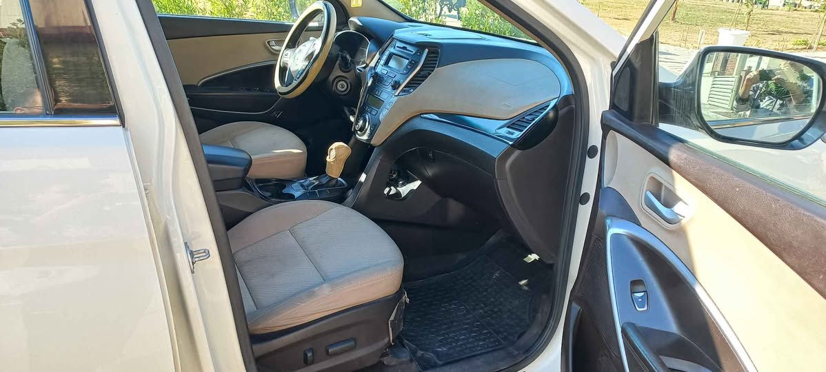 سنتافي خليجي 2013 بيضاء محرك دوش2400   فول مواصفات عدا البصمة 
فتحة بانوراما تبريد 3 قطع 7 راكب كراسي كهرباء مرايا جانبية شفط تحكمات ستيرن داخل مخمل بيجي صدر جديد لايت امامي زينون .
رقمها بصره مشروع وطني تحويل في بغداد بنفس اليوم 
الاضرار الجاملغ الامامي الايمن فقط مصبوغ وصار عندي ضربه بحاجز بلاستك سبب شك بالدعاميه شبر ورصعات ٢ قرب فتحه البنزين 
المحرك مبدل بي كازكيت قبل ما اشتريها 
السعر 16.500 دولار بيع فقط بدون مراوس
هاتف *********** بغداد, العراق
