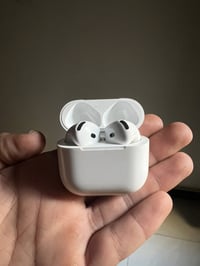 ايربودز ٤ • استعمال قليل • ضمان ٢٠٢٦