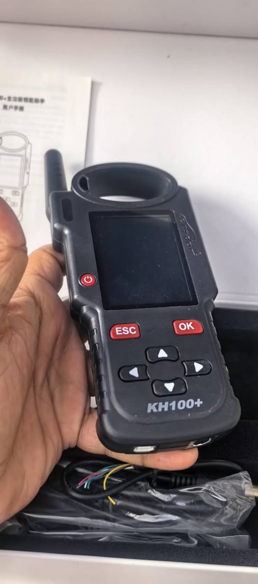 جهاز Lonsdor KH100+ هو أداة محمولة ومتعددة الوظائف لبرمجة مفاتيح السيارات عن بعد.يمكن للجهاز استنساخ الرقائق (Chips)، توليد أجهزة تحكم عن بعد، والتحقق من الترددات.يدعم هذا الإصدار تحديثات البرامج عبر الإنترنت ويتميز بتصميم سهل الاستخدام للمحترفين


**إذا كنت صاحب هذا الإعلان وتريد حذفه لأي سبب، رجاءا أرسل رسالة إلى الدعم الفني**