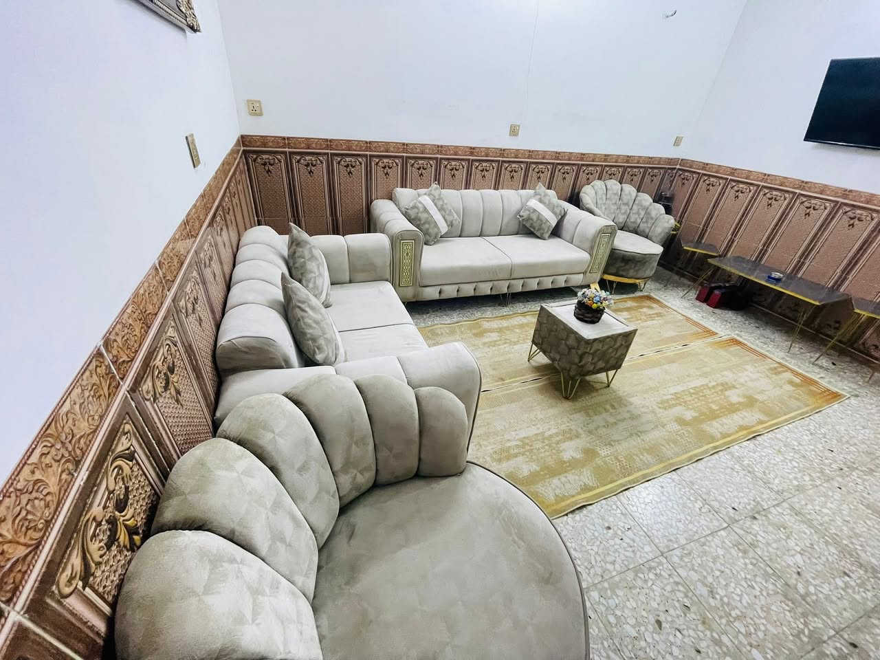 تخم للبيع تكمه نضيف جدا ٧ مقاعد اي ضرر ما بيه وياه كوشات هديه وطبله وسطيه السعر ٢٢٥ وبيه مجال المكان البلديات الرقم ***********
