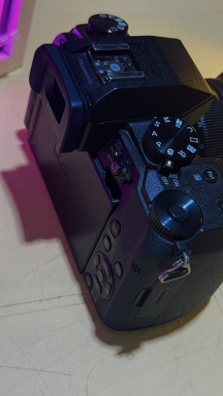 كامره لومكس باناسونيك G7 نظيفه الكامره واستخدام بسيط
تصوير 4K دقه عاليه جدا

السرعة نظام الفوكس فيها سريع جداً وتدعم التصوير المتتابع السريع

عدستهة 14 ، 42 اوتوفوكس
 العدسه O.I.S يعني تمنع الهتزاز 

ملحقاتها 
الكارتونه
الحزام بجيس طبعا 
وبطاريه 
والشاحنة

بيها مشكله كلش بسيطه ومو مهمه بس حته توضح عدكم 
المشكله بالشتر مالتها اذا اسويله اوف واريد اصور لازم اطفيها وشغلها 6 مرات يلا تشتغل عدل بينما اذا افعل الشتر عادي كبل تصور بدون علامه وبدون اي ازعاج وطبعا اني مسويله on تفعيل وافضل طبعا حتى عمر الشتر هم مينقص بس هاي مشكله يعني مو فد مشكله قويه

طبعا ترهم للي يصورون حفلات وجلسات 
والي يصورون منتجات الفوكس حلو مالتها 
ودقه 4K فول وبيها هواي شغلات للتصوير 

السعر 450 الف 
تواصل 
***********
