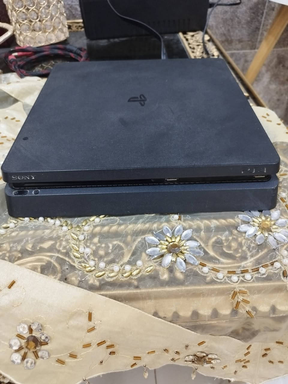 بلي 4سلم مهكر للبيع
جهاز نضيف صاله شهر من مستخدم ما مفتوح

..... وياا يو بي اس 850 جديد يطول تقريباً 20 دقيقة او اكثر 

ذاكرته الجهاز نص تيره يعني 500

توصاله مال شحن جوستك عدد ثنين وحده 3 امتار ولاخره 1 متر 

 ويها  جوستكين اصليات 

لبلي بي العاب عددهن 7 

وياا هارد خارجي وداخلي نص تيره بي العاب هم 

نضام الجهاز 11.2 مهكر قرص  

......................................سعر ب375
.... ***********.....
