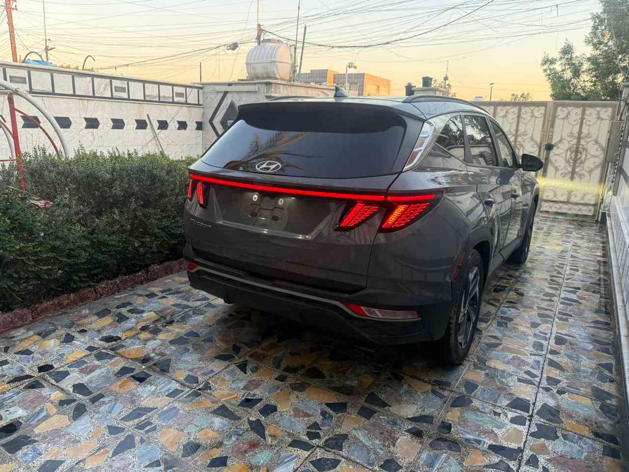 توسان موديل 24
لون سمنتي 
ماشيه 19 الف 
داخل ابيض 
فتحه 
اشاير بالمري 
رادارات امامي خلفي 
صبغ بنيد 
او صبغ مقدمه القماره والباقي اكلير 
صبغ بالتكم 
صور الحادث 
والسونر بالمنشور 
كل التفاصيل كدامك 
السياره بسمي 
السياره بدون رقم ترقيمه نفس اليوم تترقم 
عنواني بغداد الجديده الامين الثانيه قرب القناة
عارضه 162بدون رقم او بيه مجال حك الجيه 
الاتصال ***********
