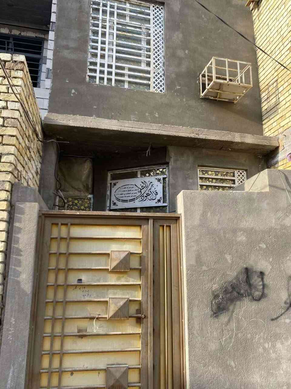 بيت للايجار خلف مرقد الحر 50 متر طابقين الطابق الاول استقبال مفتوحه على صاله ومطبخ وحمام الطابق الثاني غرفتين وحده جبيره وحده صغيره ايجار 250 للاستفسار ***********
