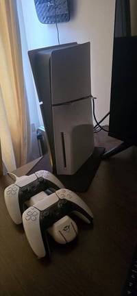 ps 5 للبيع مع كامل الملحقات كارتونه وكيبلات يده اضافيه اصليه والله شاع...