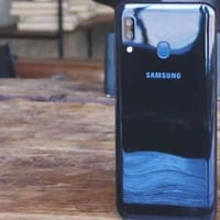 عرض هذا هاتف Samsung a20  ويأتي بذاكرة 32 جيجابايت (قابلة للتوسيع) لمع...