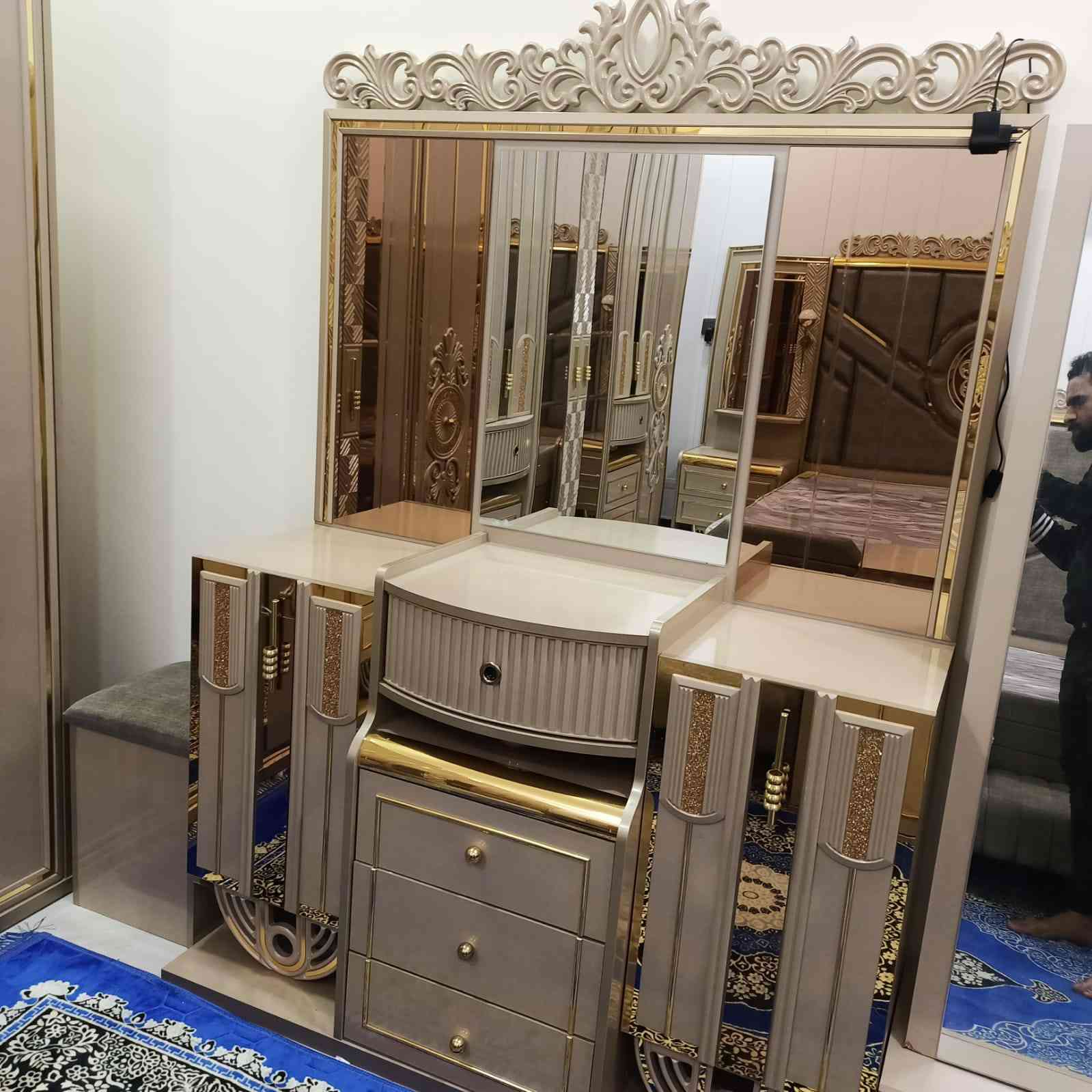 غرفة نوم تركي درجة اولى ١١ قطعة
ضخمة  وحديثة وجديدة استخدام شهر فقط نضافه فول شرط العنوان  فلوجة جغيفي الاتصال *********** هيه ودوشكها
