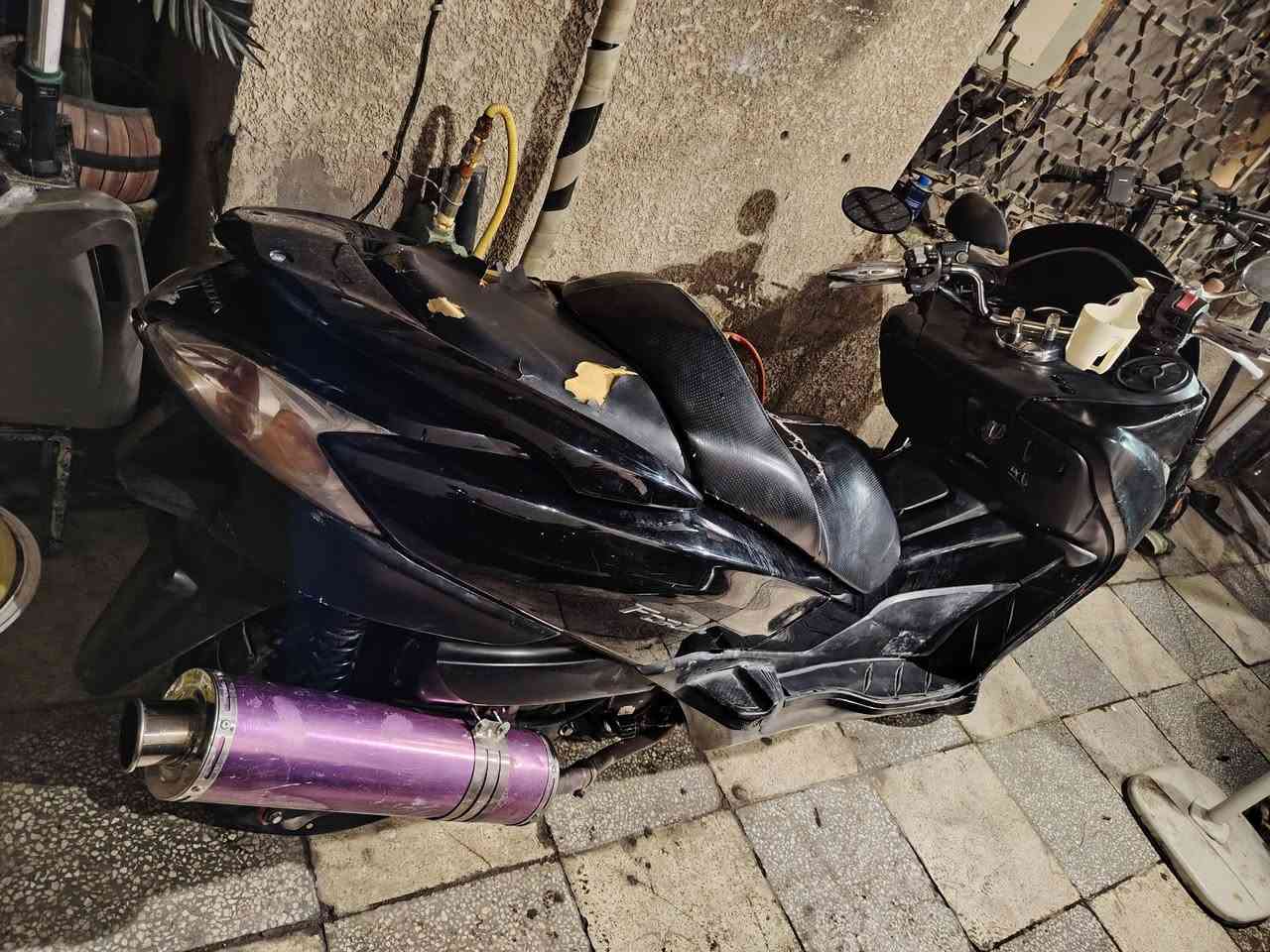 السلام عليكم دراجه فورزا صفر ١٠ أوراق كامله اصليه ومدفوع الكمرك مع الوصل الدراجة بيها صوت بالمحرك ابيع كوم حديد او مراوس عنواني بغداد ***********
