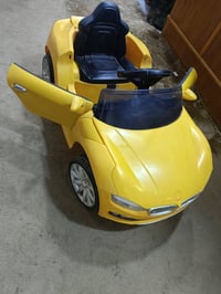 سيارة أطفال • بطارية • نضيفة