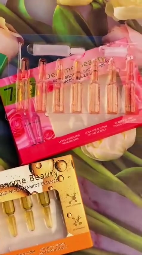 دللي بشرتچ وعيدي إلها الحيوية والنضارة ويا أمبولات العلاج المكثف السبعة أيام من ماركة Dearme Beauty ✨. 

1. أمبولات الصبار (العلبة الخضراء) 💚
Aloe Vera Moisturizing Mini Ampoule Essence
 الميزة الأساسية: ترطيب عميق وإصلاح فوري للبشرة.
 الشرح والفوائد: غنية بخلاصة الصبار الطبيعي، تشتغل كمهدئ ممتاز للبشرة المتهيجة أو الحساسة. ترطب البشرة من العمق وتصلح الحاجز الواقي لها، وتنطيچ ملمس ناعم وبشرة مشرقة وشفافة.

2. أمبولات الذهب والنياسيناميد (العلبة الذهبية) 💛
24K Gold Nicotinamide Essence
 الميزة الأساسية: شد سداسي الأبعاد، تفتيح، ومقاومة علامات تقدم السن.
 الشرح والفوائد: تجمع بين سحر الذهب عيار 24 وقوة النياسيناميد مع 10% من مستخلص الخميرة. تنطي شد ملحوظ للبشرة (Lift)، تحسن مرونتها، وتشتغل على تفتيح التصبغات وتوحيد لون البشرة لتبين أصغر سناً وأكثر حيوية.

3. أمبولات الورد (العلبة الوردية) 🩷
Rose Soothes Brightens Skin Ampoule Essence
 الميزة الأساسية: ترطيب، تهدئة، وإشراقة وردية.
 الشرح والفوائد: بخلاصة الورد اللطيفة، تشتغل على تهدئة البشرة المتعبة والباهتة. تنطي نظارة وإشراقة فورية وتساعد على قفل الرطوبة داخل طبقات الجلد الأساسية لتبقى بشرتچ منورة وموردة طول اليوم.


**إذا كنت صاحب هذا الإعلان وتريد حذفه لأي سبب، رجاءا أرسل رسالة إلى الدعم الفني**