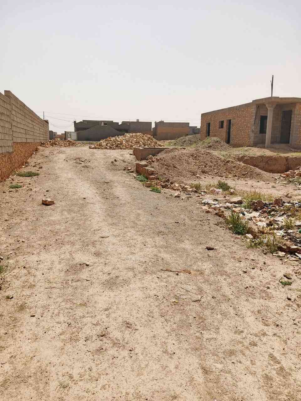 قطعه 1200م حي الزيتون  الشرقي النزال 44العرض 28 بيت هيكل بناء حديث كافه الخدمات متوفره   رقم الهاتف *********** 
من رخصه الأدمن
