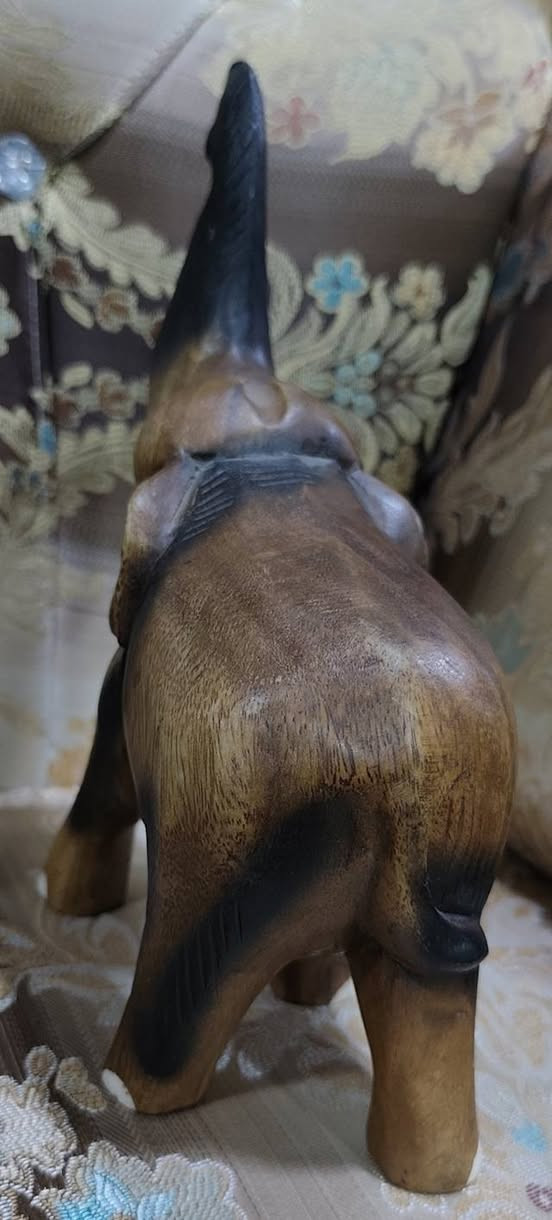 تمثال فيل خشبي قطعه واحدة منحوت يدوياً 🐘✨
​منحوت بخشب عالي الجودة بتدرجات لونية رائعة (بني وأسود).
 قطعة ديكور كلاسيكية للمنازل والمكاتب.
​حجم مثالي 30 سم  وتفاصيل دقيقة جداً تعكس مهارة النحت.
​السعر: [ 20 الف] شامل التوصيل


**إذا كنت صاحب هذا الإعلان وتريد حذفه لأي سبب، رجاءا أرسل رسالة إلى الدعم الفني**