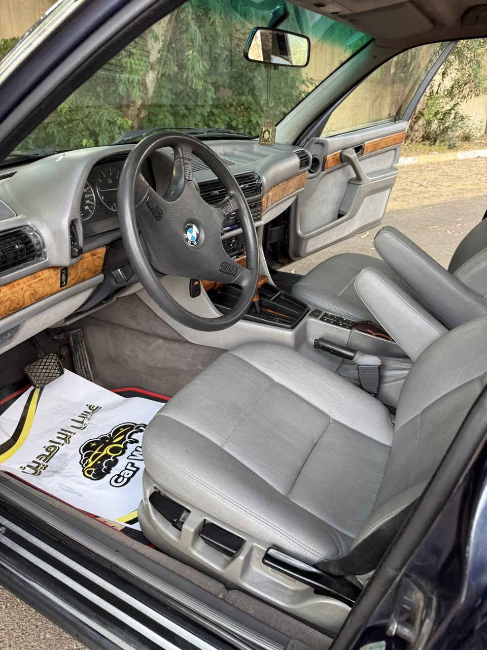 السلام عليكم للبيع            بيئمBMW 735
موديل 91 
شرط محرك 
تبريد شغال ثلج 
اربع تايات جدد 
كشنات جلد 
جامات كهرب 
شرط رقم الماني  
صبغ فقط جماليه 
سياره شرط مابيه ضرر 
المكان موصل حي الطيران 
السعر 52وبيها مجال 
رقم الهاتف 
*********** 
متواجد واتساب***********
