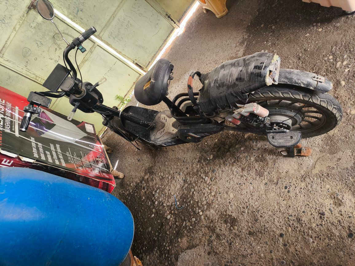 للبيع موصل حي عدن خلف الكهرباء كامل شغال باتري شاحنه السعر 50مستعجل للتواصل ***********
واتساب
