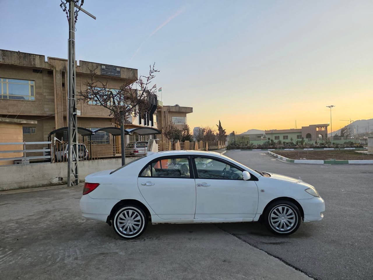 فرۆشتنی خێرا 
نمونەی جوانیو خاوێنیو هەرزانی ماڵی دۆست ماڵی فەقیرم هیناوە 
بیوایدی مۆدیل 2013 گێروو مەکینەی کراوەتە بیکاشۆو بەنزین زۆر کەم دەخوات  بەمانای کەلیمە ماڵی فەقیرە براوە موس وەرگەراو بەشەرتە دەرو ناوی زۆر جوانە رەقەم بەخدادە سەنەوی ئەسڵی هەیە بەشەڕتی پەوەلیاتو حاسیبە 
پیلیتەکانیشی ئەڵمانیە 
گێروو مەکینەو تندو تۆڵیو کامل کارەبای بەشەرتە پیشوو پشتی بی داحمە وەڕگەڕاو نیە  سبووخی بەکامل دەفرۆشم  فول مواسەفاتە
چواڕ ویلو تایەو تاسپیری تازەیە پاتری تازەیە 
سڵایتە ئایپادە جڵدە کۆترۆڵا ناو زەردە تۆماتیکە 
شوێن رانیە *********** قفڵی $28 رانية, السليمانية
