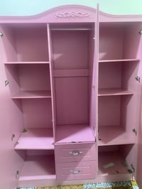 كنتور لون وردي مميز وجميل بحالة جيدة جداً. فيه ٣ أبواب مع مرآة في الوس...