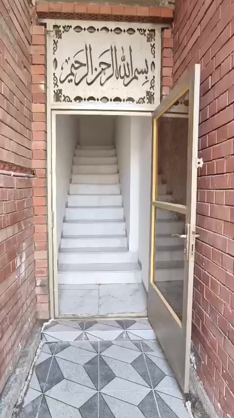 اعلان متوفر اربع مشتملات للايجار بناء جديد في منطقة دور المخابرات على شارع مباشر  يتكون من الطابق الارضي استقبال ومطبخ وصالة وغرفتين نوم ومجموع حمامات داخلية وخارجية وكراج حديقة ايجارة 500اما الطابق الثاني فيتكون من استقبال ومطبخ وصالة وغرفتين نوم ومجموع حمامات داخلية وخارجية ايجارة 450الف للاستفسار ***********
