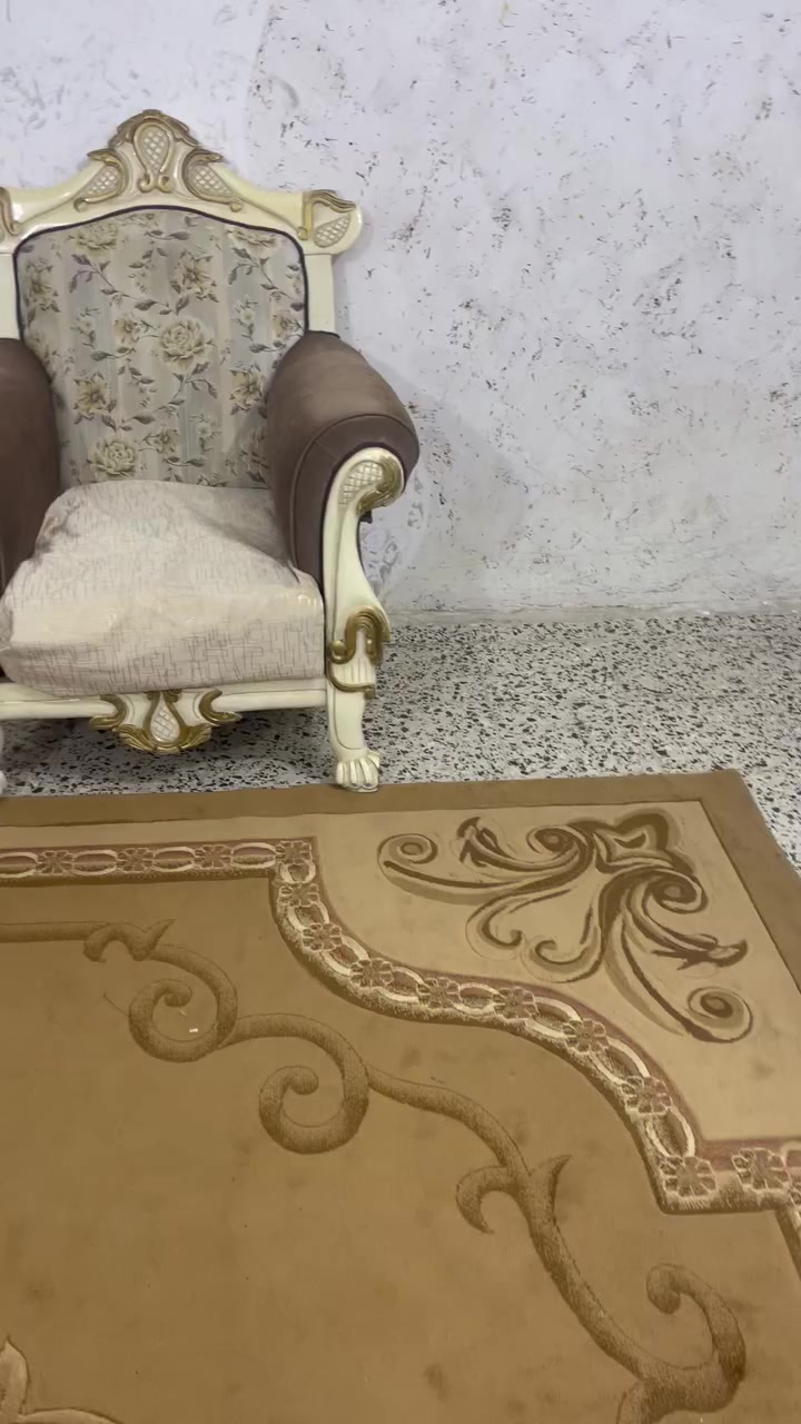 السلام عليكم 
تخم مصري زان للبيع مستعمل نظافة 90‎%‎ 
يتكون من 10 مقاعد 
المكان واسط قضاء الصويرة ناحية تاج الدين (ع)
الاتصال على الرقم ***********
