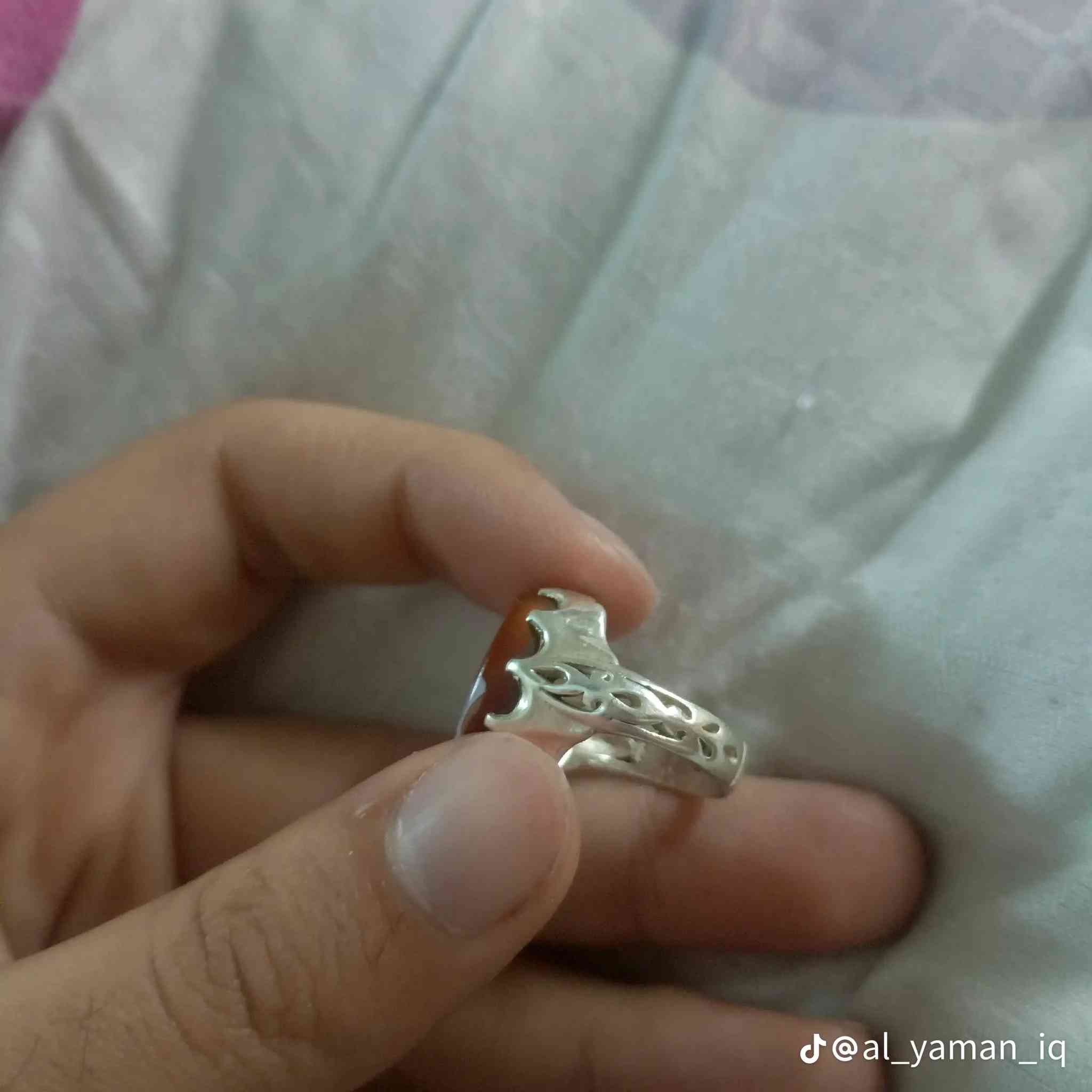 خاتم فضة متوج بحجر العقيق اليماني الأحمر 
غير معالج غير مطبوخ مع ضمان إسترجاع في حال ثبت عكس ذلك 
قياس الخاتم 18 
منقوش كهيعص 
يتوفر توصيل لجميع المحافظات 
***********

