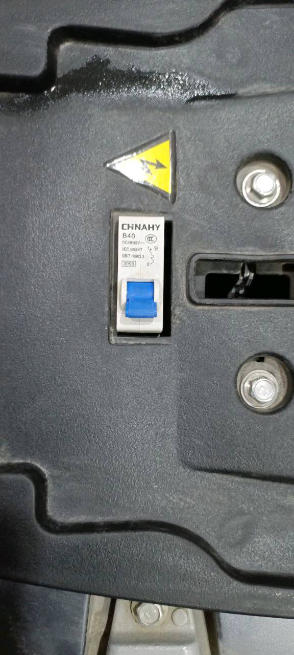 دراجة نارية كهربائية حديثة، بحالة جيدة جداً، لونها رمادي مع تفاصيل برتقالية مميزة. تحتوي على بطارية قوية لتوفير تجربة قيادة سلسة واقتصادية. مناسبة للتنقل اليومي داخل المدينة.