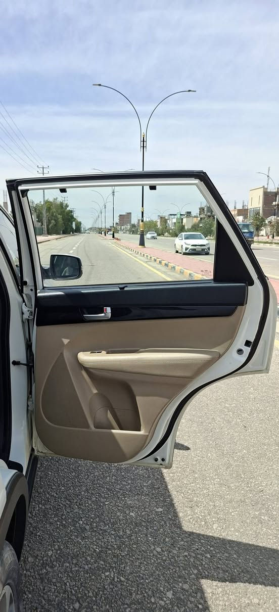 🚗 كيا سورنتو 2015  مواصفات كاملة ما عدا الفتحة
💎 المواصفات:

ترحيب عند الاقتراب (يفتح ويضيء تلقائيًا من متر)

لدّات بقبضة الباب ولمسات إضاءة مخفية بالأبواب

7 ركاب / كشنات جلد

ستائر داخلية بالأبواب 

تبريد ٣ قطع  اممي وسطي خلفي  وممتاز جدا جدا 

كامرة خلفية  

حساسات خلفية 

كل المواصفات موجودة باستثناء الفتحة السقفية

💰 السعر  166 ورقة 

📞 المهتم يتواصل خاص  الرقم *********** 
المكان( النجف )

📍 الموديل: 2015
⚙️ المحرك: GDI أربعة سلندر اقتصادي وقوي
⏱️ الممشى: 194 ألف كيلو 

السعر  166 ورقة $
