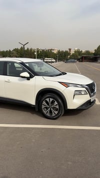 نيسان روج موديل 23 فئه SV محرك 3 بستم 1500 توربو  بيها باب خلف السائق ...