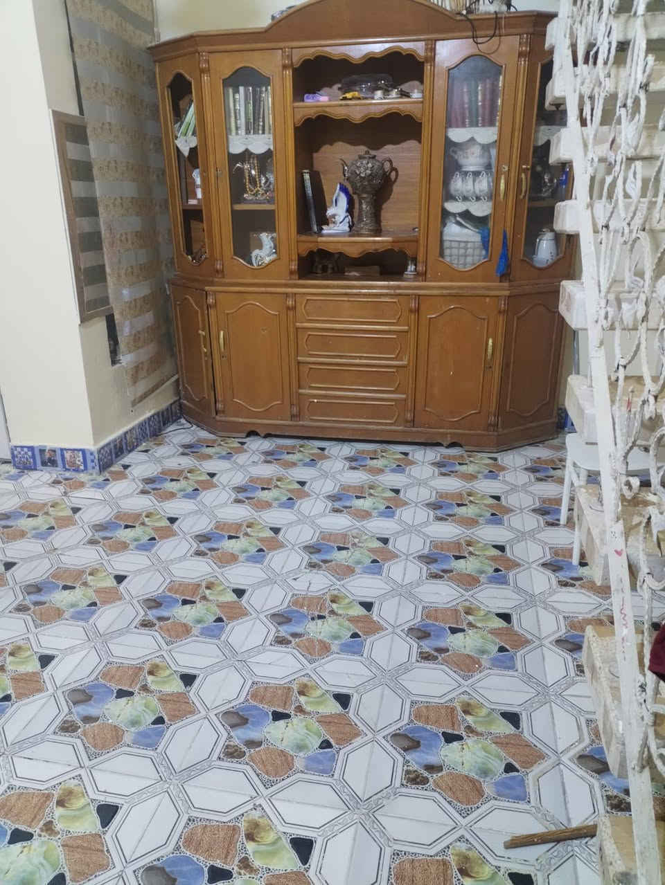 سلام عليكم بيت للبيع حي الجامعه قرب معمل الخياطه بيت رقم معامله بسمي كامله 100متر طابق ونص غرف ثنين صاله ثنين وديوانيه ومطبخ وصحيات ثنين سعر خاص *********** بناء 2018
