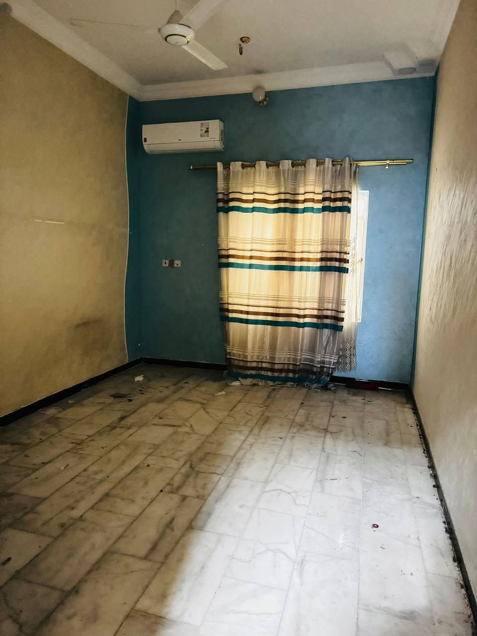 السلام عليكم 
منزل للبيع للبيع  
المساحة 150 
الطابق الارضي دوانية وصالة وغرفتين ومطبخ وصحيات داخلية وخارجية 
الطابق الثاني صاله وغرفه 
موقع البيت قرب مدرسة محمد باقر الصدر 
ملاحظة : البيت لا يباع بالمبادرة بيع مباشر فقط 
للاستفسار:
***********
***********
