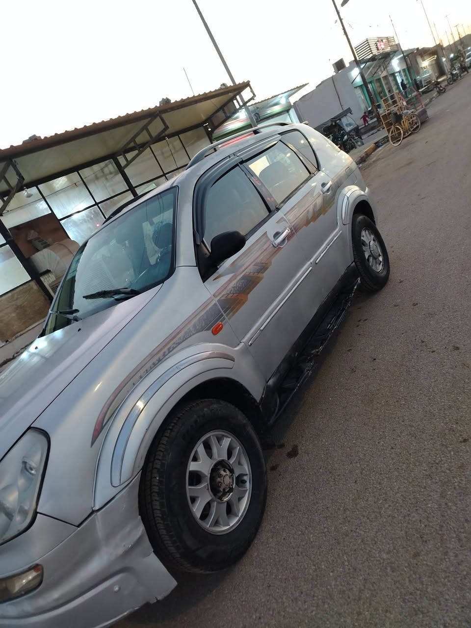 السلام عليكم ريكستان سونغ يونغ ٢٠٠٦ لبيع محرك بردو
السياره بسمي تخم تاير جديد صدر امامي وخلفي جديد
السعر ٦٥ بيها مجال قليل ***********
