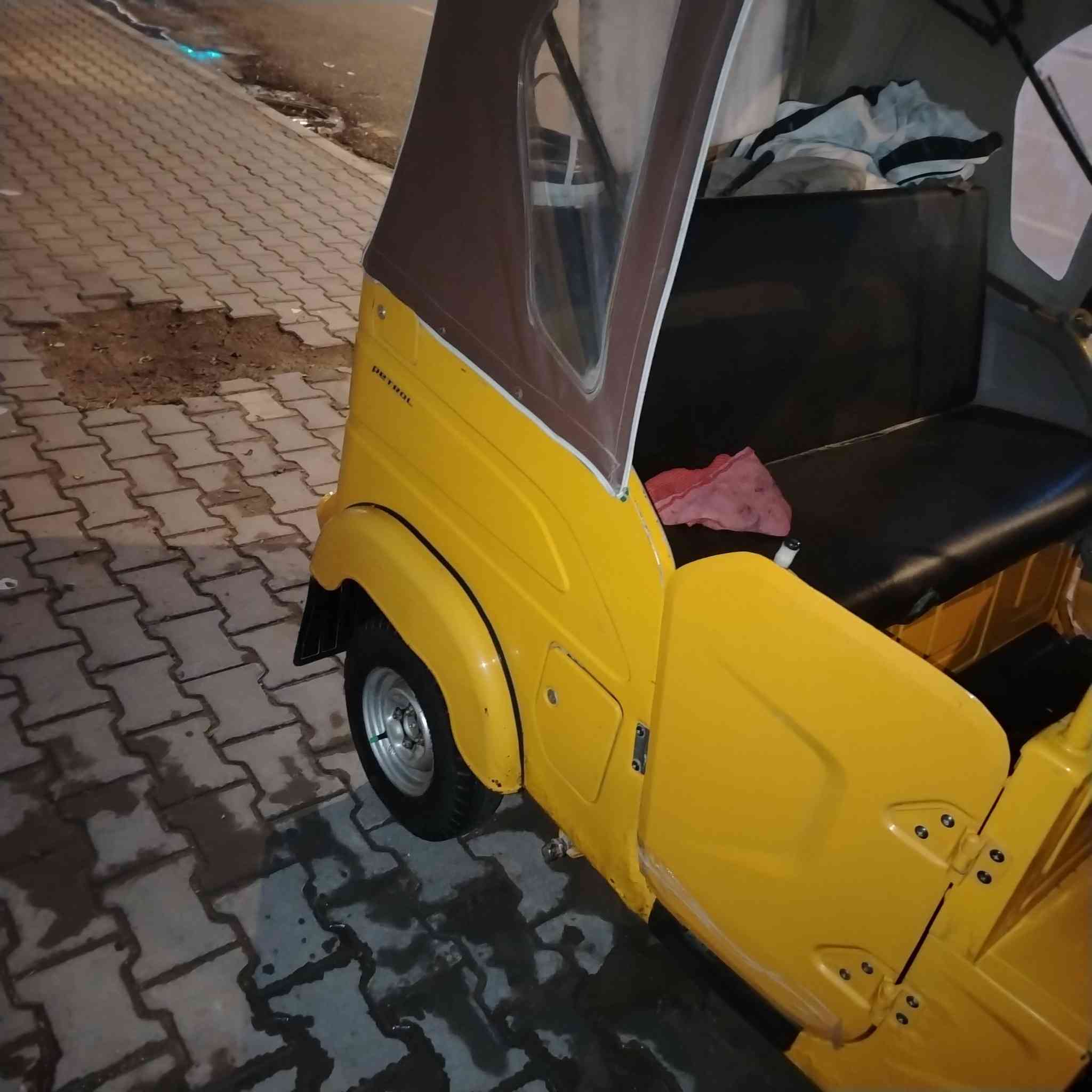 سلام عليكم تكتك 21 ليموني مرقم محرك مفتوح بيها خياس ما معمر السعر 7600 بيها مجال ***********
