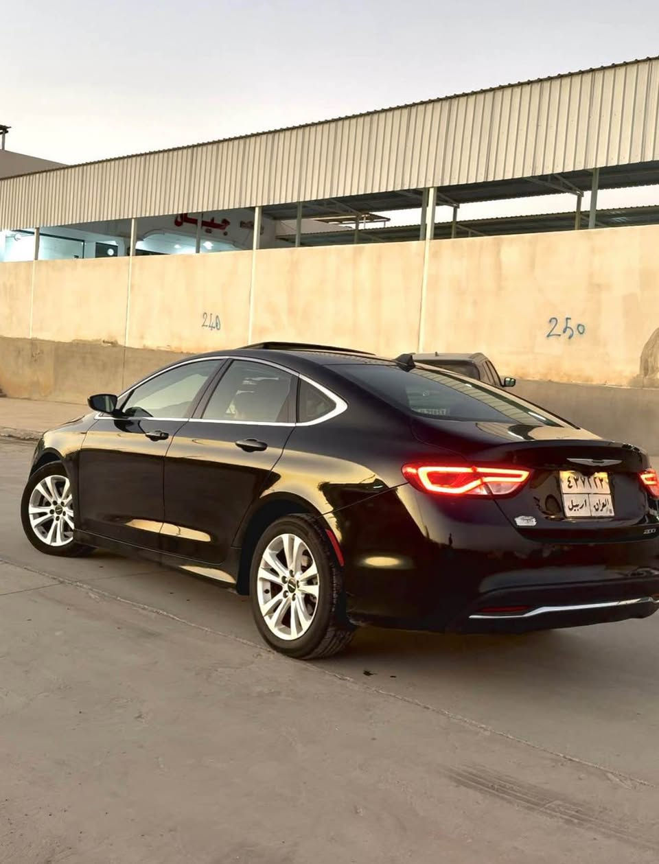 C 200 كرايسلر 
سياره نضيفه لوك فول فول  موصفات 
سياره بيها فقط جملغ امامي  بس رش بدون حادث
سياره عليها غرامه ٤ ورقات  ينزل من سعر 
تحويل و غرامات بشرط  كلشي بشرط 
سعر سياره (( ١٠٥ )) ورقه 
مكان سياره  قضاء برده رش
تلفون. *********** واتساب اكر, نينوى
