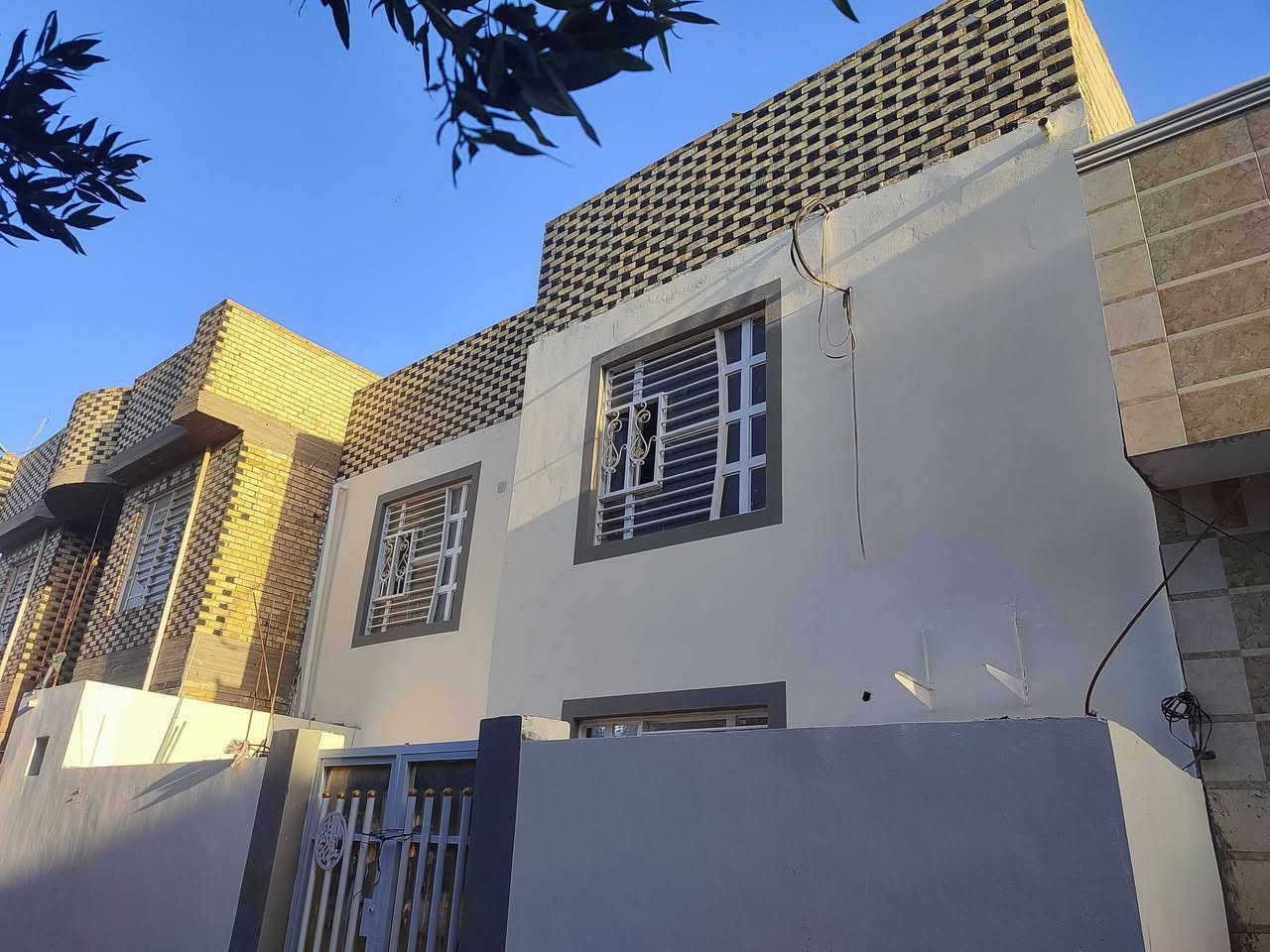 سلام عليكم بيت البيع بحي وفاء مساحه ١٢٠ مقبيله ساحه بيت يحتوي عل ٥ غرف نوم وصاله ٢ مطبخ ستقبال  حمامات ٣ الاستفسار  مكتب بركات ام بنين *********** سعر. 145
