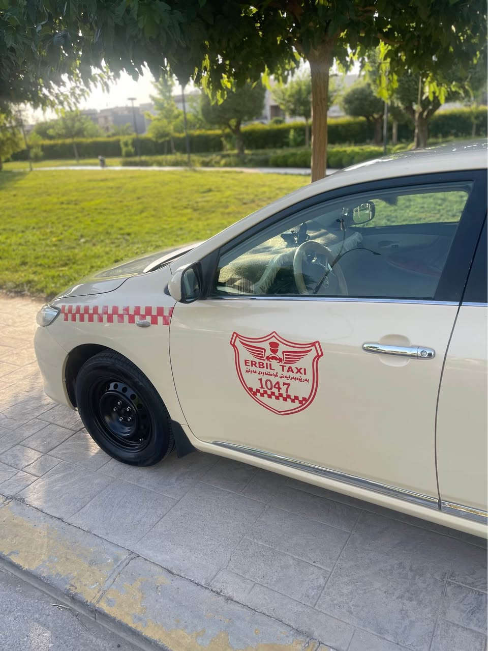 🚕 تۆیۆتا کۆرۆلا (بیکاشۆ) مۆدێل ٢٠٠٩ بۆ فرۆشتن 🚕
ئەگەر بەدوای سەیارەیەکی توندوتۆڵ، بێ مەسروف و نانپەیداکەردا دەگەڕێیت، ئەم بیکاشۆیە بێ کێشەیە و ئامادەی کارە:
 جۆری سەیارە: تۆیۆتا کۆرۆلا (بیکاشۆ) - بیلادی تەکسی
 مۆدێل: ٢٠٠٩
 مەکینە: مەکینە گەورە
 مۆدیفای و ناوەوە: شاشە ئایپاد و کامێرای بۆ بەستراوە
🛠️ باری دەڕەسی و مەکینە (هەموو شتێک بەشەرت):
 پێش و پشتی: کەپسە و هیچ لێدانێکی نییە.
 بۆیاخ/سارد: تەنها یەک چەمەلەغی لای سەکنی هەیە، ئەویش بەشەرت بێ ناوگرتنە.
 گێڕ، مەکینە و تەبرید: بەشەرت و لەسەر کلیل.
 ژێرخانی سەیارە: بێ تەقە و ڕەقەیە و زۆر توندوتۆڵە.
📝 باری یاسایی:
 سەنەوی و ژینگە: نوێیە تا ساڵی ٢٠٢٨.
💰 نرخ: ١٣٠ وەرەقە
📍 شوێن: هەولێر
📞 بۆ پەیوەندی و کڕین: *********** أربيل, العراق
