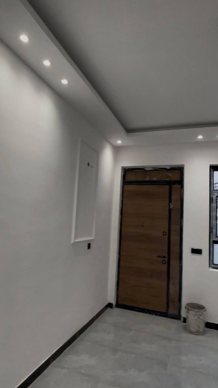 سلام عليكم بيت 80 متر مربع الصديق فرع شكولاته  بناء جديد 2025/ 2026 يتكون من صاله و3 غرف نوم وصحيات عدد 2 ومنور ومطبخ وبيتونه الاستفسار اكثر الاتصال ع رقم *********** بيت بسمي اني صاحب الدار
