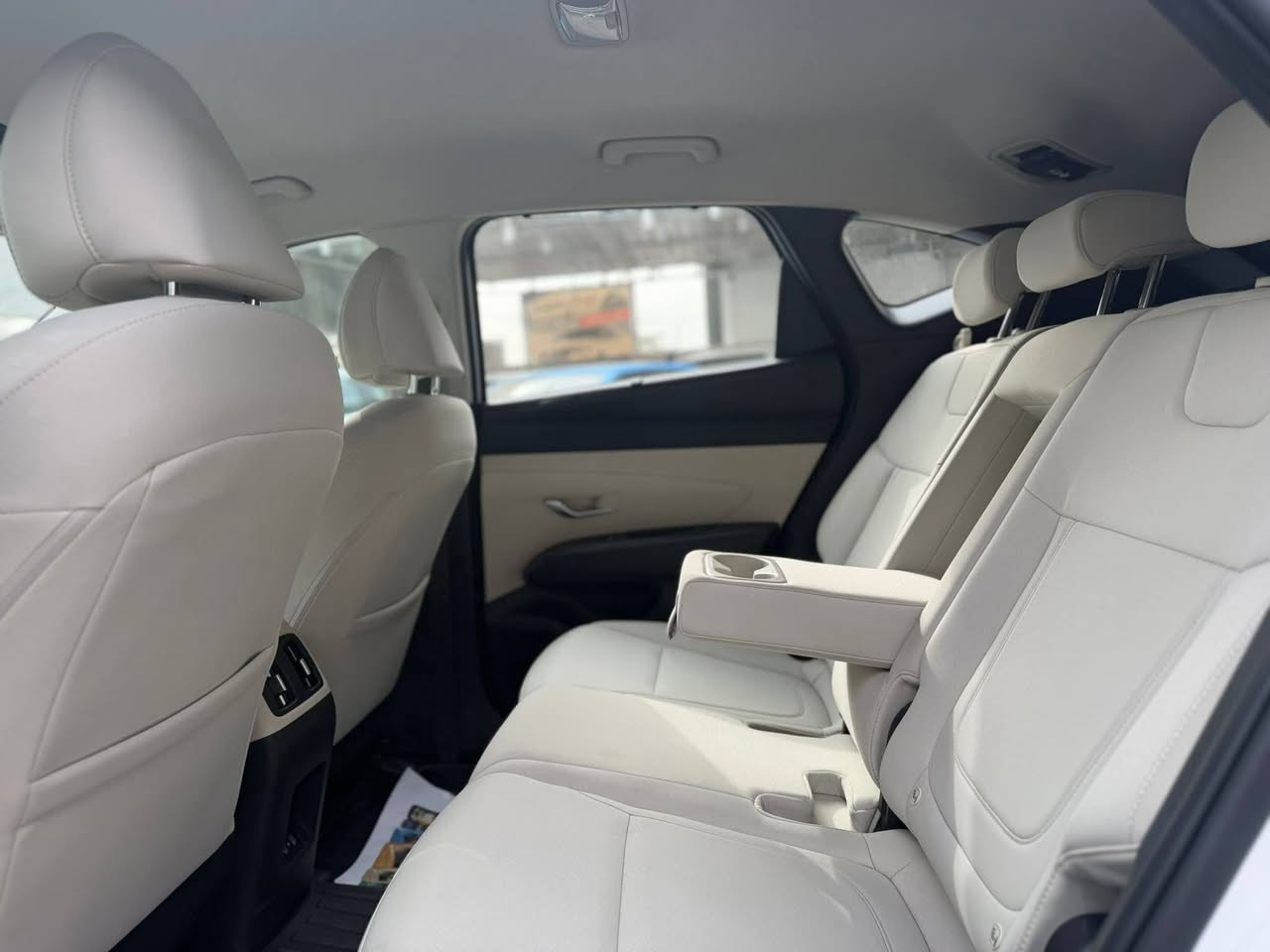 ( بسم الله الرحمن الرحيم)
توسان 🔥 2025 💣 2 كلر ⚫️⚪️

المواصفات 💯 :

1- بصمة 🔐
2- شاشة متصل 📺
3- قطعتين تبريد ❄️❄️
4- جنطة كهرباء ⚡️ 
5- كراسي 2 كهرباء ⚡️ 
6- حساس خلفي وامامي 🔊
7- شحن لاسلكي 💥
8- داخل ابيض 💟
9- تشغيل عن بعد 🕹️
10- السكف الاسود مرغوب🖤
العداد : 7 km ✅

السيارة مكفولة كفالة عامة (وضع زيرو ) ✅

 للاستفسار الاتصال على الرقم ***********
