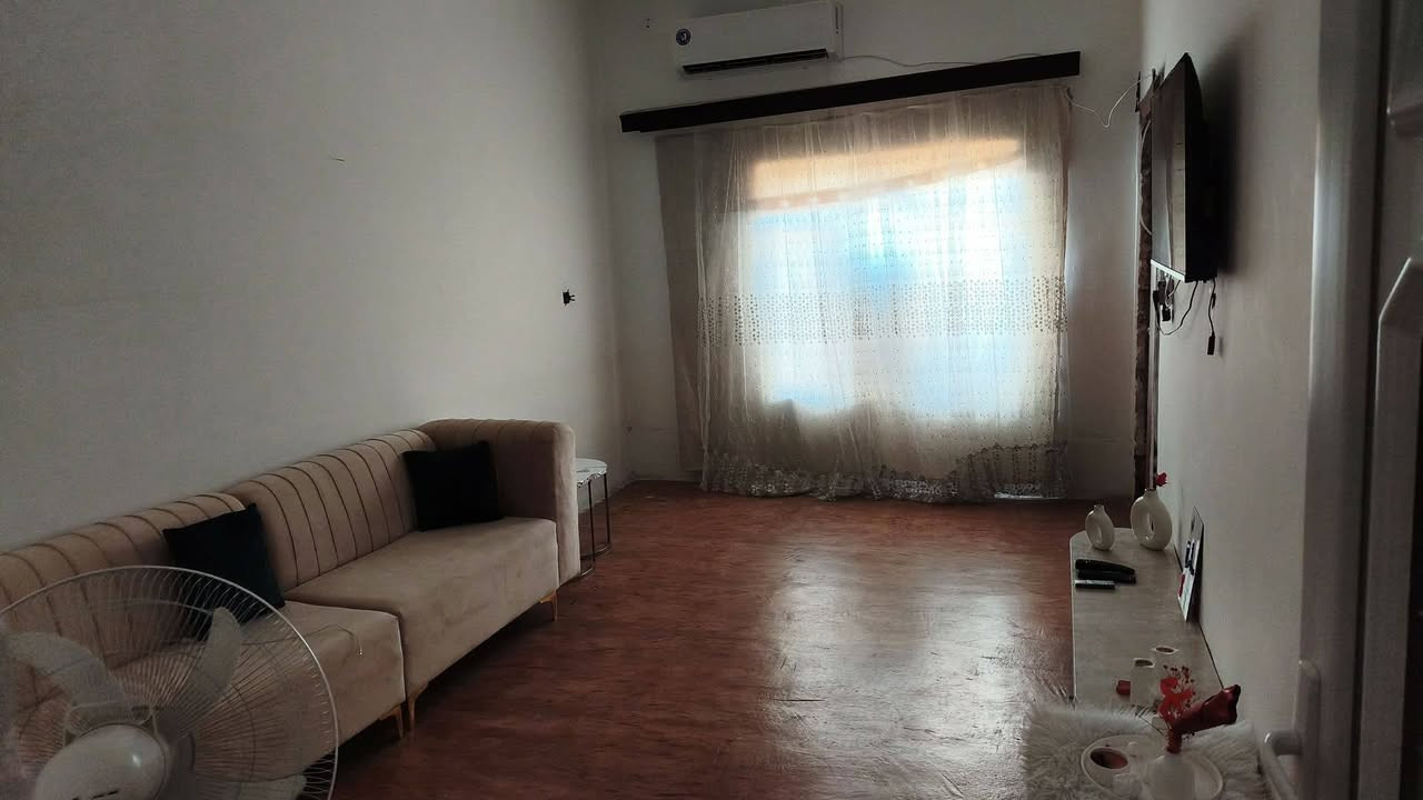 عدنه بيت بداركناره 
125 متر طابو 
متكون من غرفه استقبال ومطبخ وصحيات  وحوش
وفوك بي غرفه 
عنوانه داركناره بفرع مندي كرم اليمني 
 سعر 75 مليون بي مجال
اي احد يريد رقم 
***********
