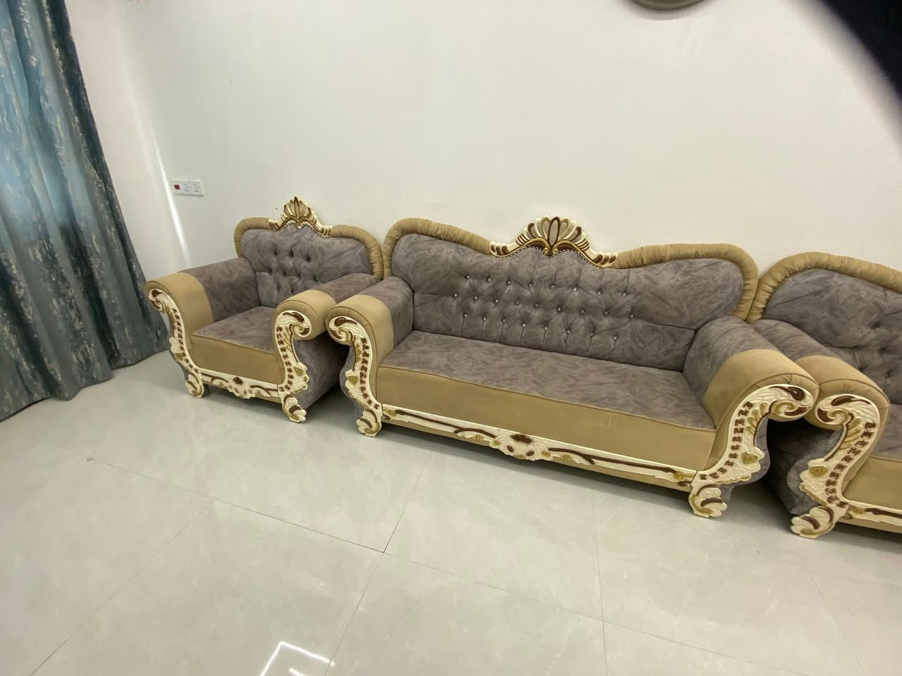 تخم ملكي درجة أولى ابو التاج
التخم مستعمل قليل جداً 
11 مقعد 
اللون: رصاصي 
السعر: 350. مع المجال 
المكان: النجف الأشرف مقابيل قرية الغدير
للتواصل:***********
