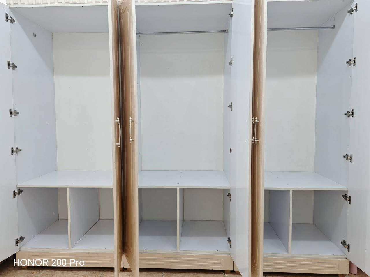 کانتۆری  پاڵۆن پرێسی شەش تاک 
زۆر جوان و پاک و تازەیە 
سێ پارجەیە قیاسی درێژی 2,70یە
بەرزی 2.28سانتیمەترە
قوڵی 70سانتیمەترە
ناونیشان سلێمانی کانی سپیکە خوارمزگەوتی تەبایی بەرامبەر مارکێتی کەوێ 
***********
