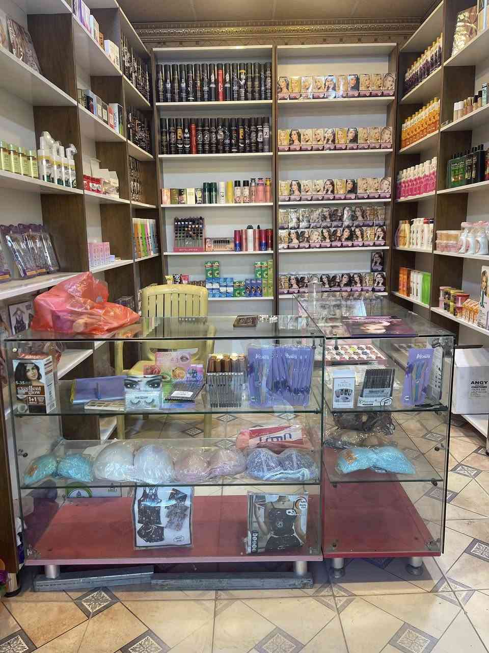 محل كوزمتك للبيع مكانه نجف  سعر مليونين وبي مجال
‭0789 023 4565‬
