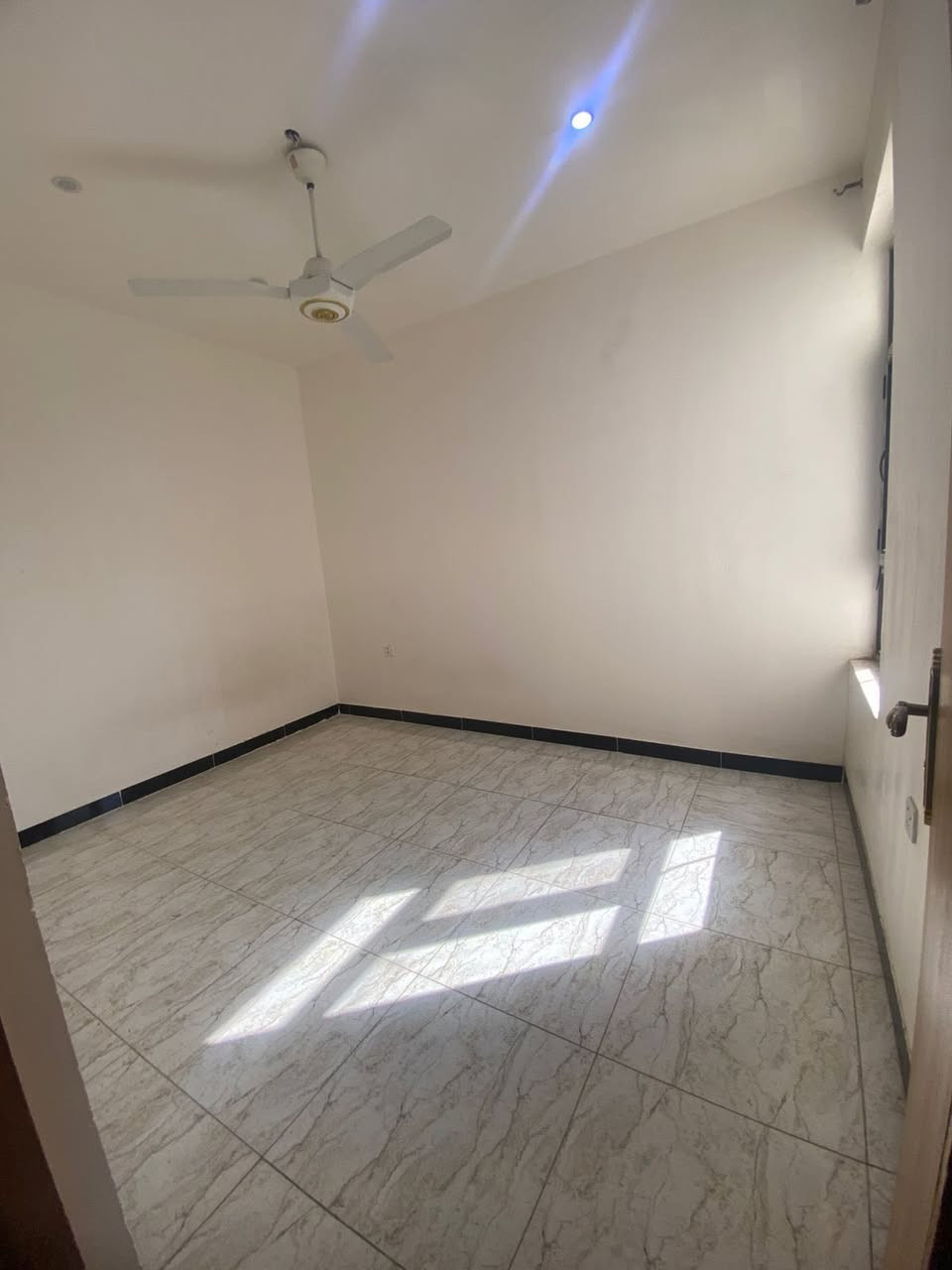 للايجار في السيدية
وحدة سكنية طابق ثاني مساحه ١٢٥ مدخلين

تحتوي على غرفتين نوم وصاله ومطبخ وخدمات 

نظيفة وجديده

الايجار ٦٥٠ الف 

الموقع ام الكطن

للاستفسار ***********
