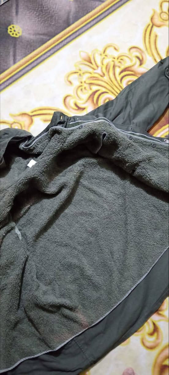 السلام عليكم قمصله عسكريه رومانيا الاصليه نضافه 100/90  يوجد توصيل لجميع محافضات  للنتصال عل الرقم  ***********
